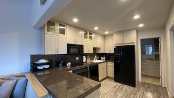 JÀÀkaappi, mikroaaltouuni, uuni, liesi