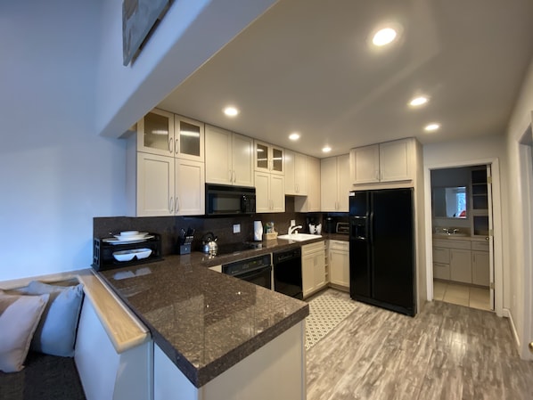 Jääkaappi, mikroaaltouuni, uuni, liesi