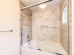 Een douche, handdoeken