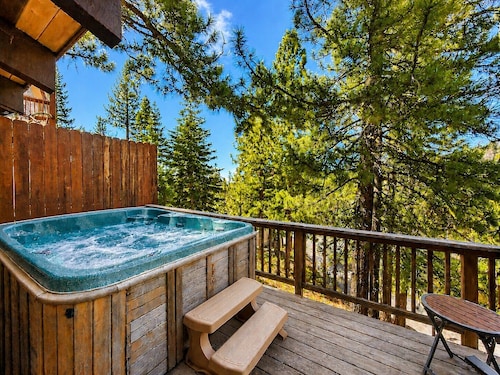 Cozy 3 bedroom town home close to Heavenly, Private Hot Tub (SL223A)