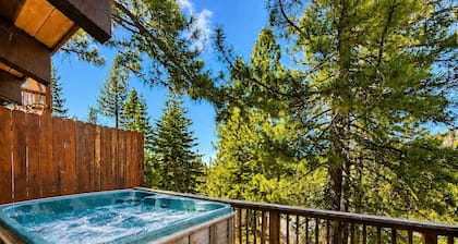 Cozy 3 bedroom town home close to Heavenly, Private Hot Tub (SL223A)