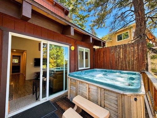 Cozy 3 bedroom town home close to Heavenly, Private Hot Tub (SL223A)