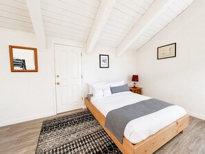 3 habitaciones, tabla de planchar con plancha, wifi y ropa de cama