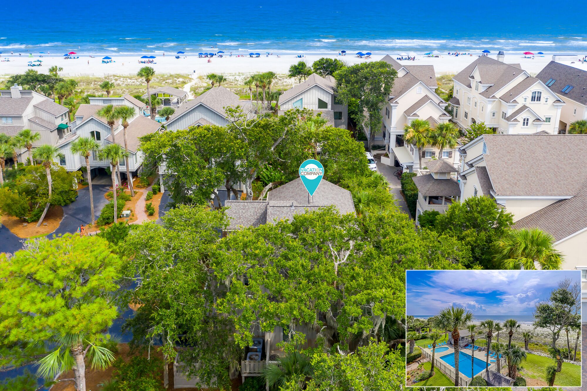 Una zona residencial con casas, una playa y una piscina.