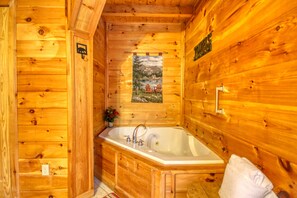 Combined shower/tub, jetted tub, towels - Privacy | Sunset View | Game Room | Pigeon Forge (SEVIERVILLE)