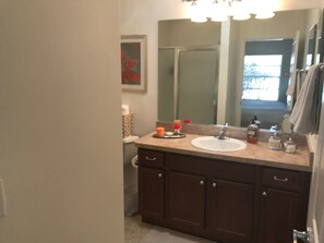 Ensemble douche/baignoire, serviettes fournies