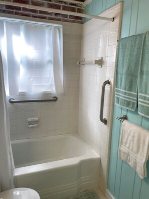 Ensemble douche/baignoire, sèche-cheveux, serviettes fournies