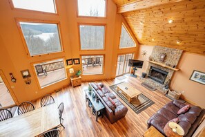 Televisión, chimenea, reproductor de DVD, futbolito