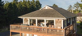 HOT TUB, Game Room, Walk to Beach, Fenced Yard, Dogs Ok (45th)