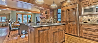 Loop naar Ski. Old Town Park City. Eigen bubbelbad. neem "Shorty's Stairs" naar Historic Main Street. Geweldig voor grote groepen.