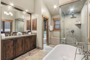 Combined shower/tub, hair dryer, towels