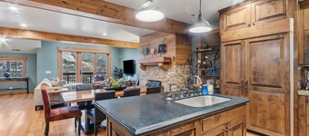 KÀvele Ski. Old Town Park City. Yksityinen kylpytynnyri. vie "Shortyn portaat" historialliselle pÀÀkadulle. Suuri suurille ryhmille.