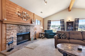 TV, fireplace, Netflix, DVD player - Spacious home only 1 block from beach & across the street from horseback riding (Bandon)