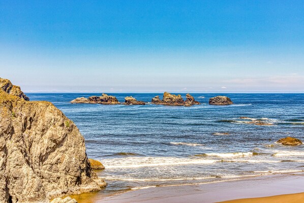 Beach nearby - Spacious home only 1 block from beach & across the street from horseback riding (Bandon)