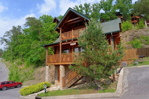Exterior - Pigeon Forge | Pet Friendly | Mountain Views | Hot Tub | Fireplace | WiFi (Pigeon Forge)