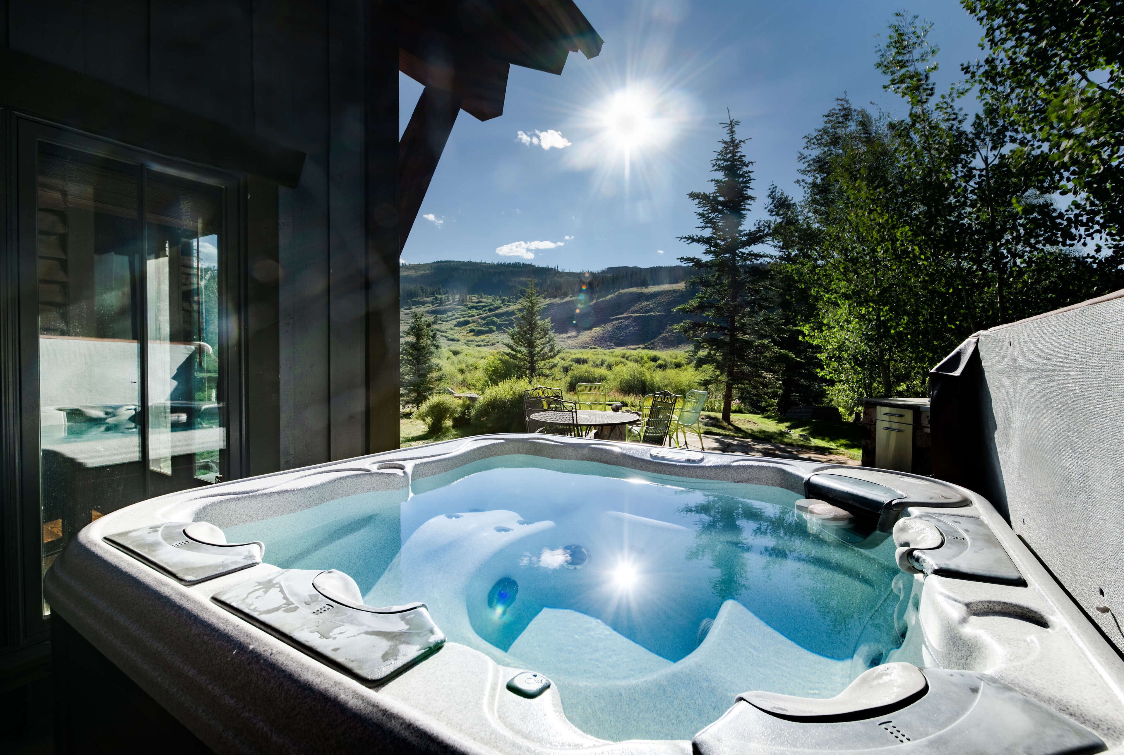 Outdoor spa tub