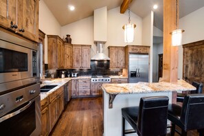 Fridge, microwave, stovetop, dishwasher - The Shores Riverside Townhome: Peaceful Luxury (Breckenridge)