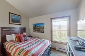 1 bedroom, iron/ironing board, WiFi, bed sheets - Charming Mountain View Condo with WiFi, Fireplace (Silverthorne)