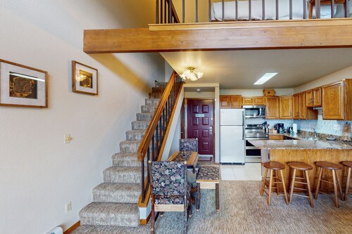 Charming Mountain View Condo with WiFi, Fireplace