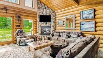 Televisión, chimenea, futbolito y libros