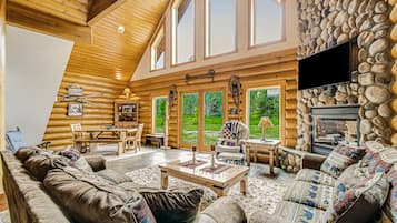Televisión, chimenea, futbolito y libros