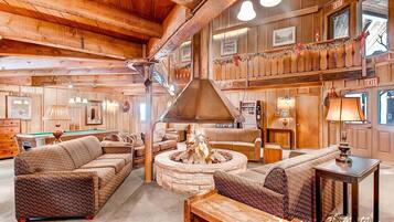 Flachbildfernseher, Kamin, Tischfußball, Arbeitsbereiche