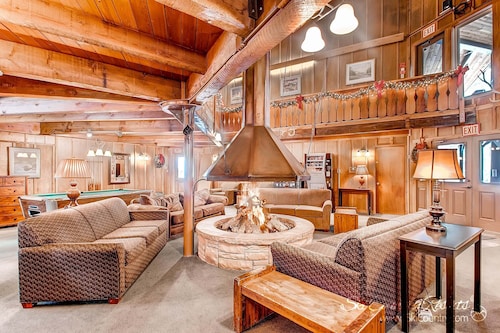 Stunningly Appointed Condo, Adjacent to Slopes/Hiking. Walk Downtown | PM2C