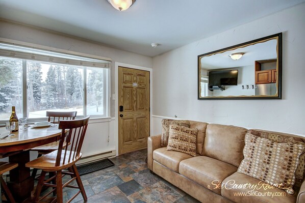 Téléviseur à écran plat, foyer, table de baby-foot, bureau