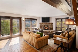 Smart TV, fireplace - Airy Townhome in Vail w/ Beautiful Views, Modern Decor, Short Drive to Slopes (Vail)