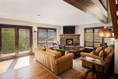 Airy Townhome in Vail w/ Beautiful Views, Modern Decor, Short Drive to Slopes