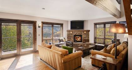 Airy Townhome in Vail w/ Beautiful Views, Modern Decor, Short Drive to Slopes