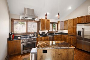 Fridge, microwave, oven, stovetop - Airy Townhome in Vail w/ Beautiful Views, Modern Decor, Short Drive to Slopes (Vail)