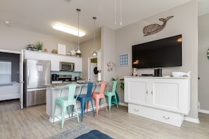Réfrigérateur, four à micro-ondes, un four, surface de cuisson