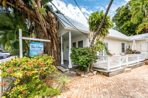 Exterior - Sunny condo with pool, lovely deck, central AC & washer/dryer - central location (Key West)
