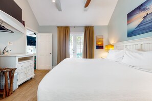 1 bedroom, iron/ironing board, WiFi, bed sheets - Sunny condo with pool, lovely deck, central AC & washer/dryer - central location (Key West)