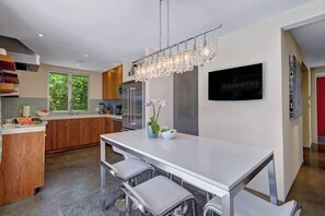 Køleskab, mikrobølgeovn, ovn, kogeplade