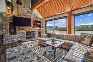 TV, fireplace - Spacious 6BR in Breckenridge with ski area views at Beaver Run Black Diamond Penthouse! (Breckenridge)