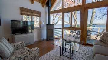 Fernseher, DVD-Player, Bücher