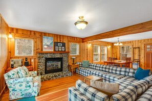 تلفزيون، مدفأة، مشغل دي في دي، تنس طاولة