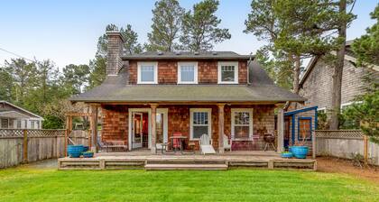 Spacious Cottage with Enclosed Yard - Walk to the Beach, Weddings Welcome