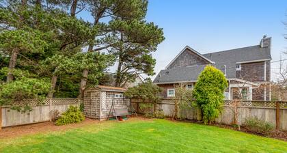Spacious Cottage with Enclosed Yard - Walk to the Beach, Weddings Welcome