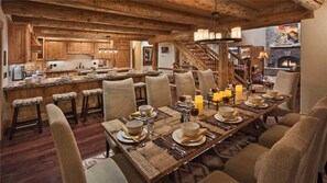 House, 5 Bedrooms | In-room dining