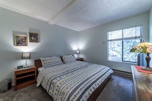 1 bedroom, desk, iron/ironing board, free WiFi - Walk to Ski, Pet-Friendly Condo & Spa 374 (Mammoth Lakes)