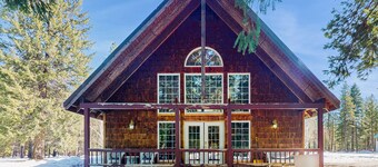 Spacious Cabin-Style Home on Two Full Acres - Private Hot Tub & Free WiFi