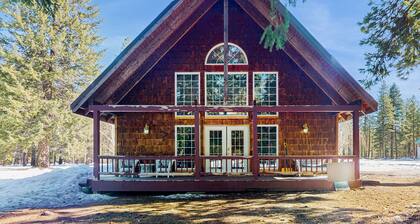 Spacious Cabin-Style Home on Two Full Acres - Private Hot Tub & Free WiFi
