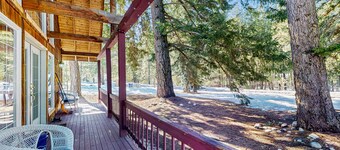 Spacious Cabin-Style Home on Two Full Acres - Private Hot Tub & Free WiFi