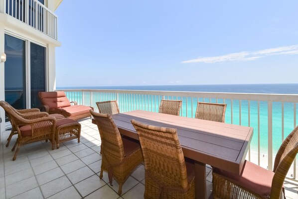 Outdoor dining - 2-story, 5-bedroom beachfront penthouse w/large balcony! (Destin)