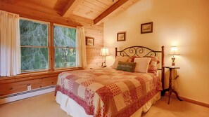 4 bedrooms, desk, free WiFi, bed sheets - Absolutely Shore - Gather Your Gals and Enjoy the Perfect Galentine's Day Stay! (Hector)