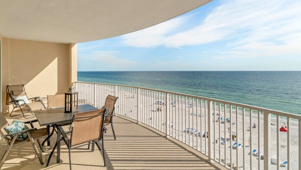 Un balcon avec vue sur la plage et l’océan.
