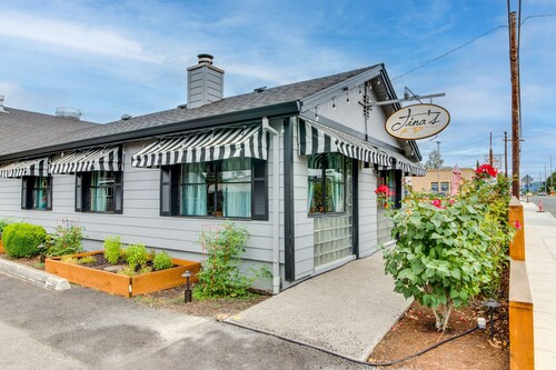 Contemporary wine country cottage with deck in the heart of Dundee
